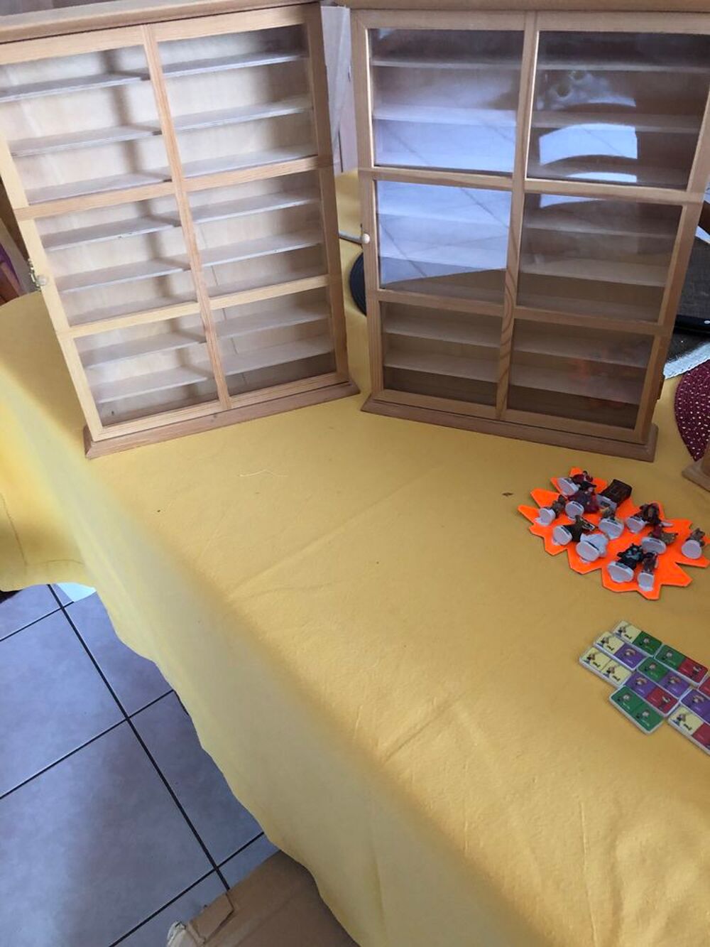 Lot de plus de 300 f&egrave;ves avec armoire et 2 vitrines 