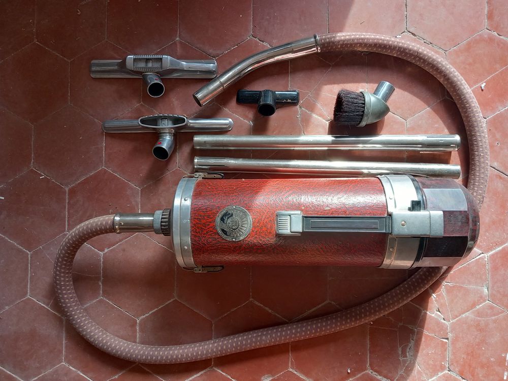 VINTAGE - 1 ASPIRATEUR TRAINEAU ROUGE ELECTROLUX Electroménager