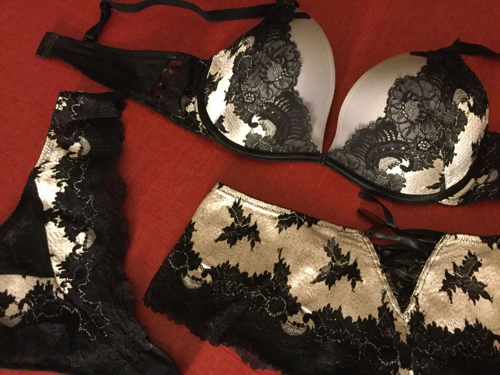 lingerie Chantelle 3 pi&egrave;ces 
Vêtements