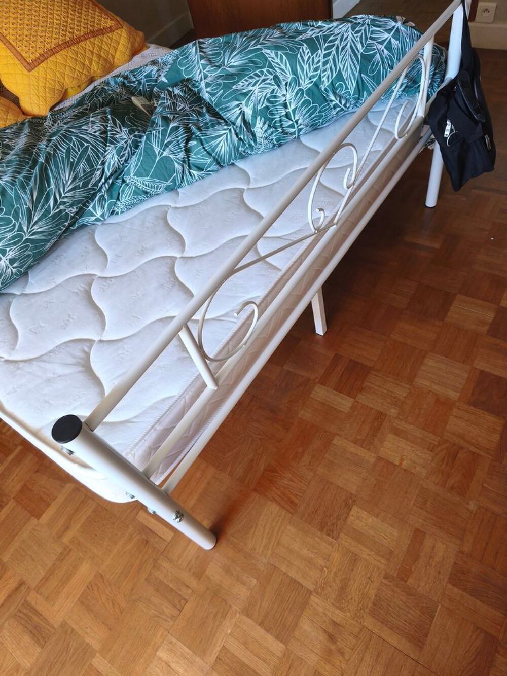 Lit en fer blanc neuf et matelas Meubles