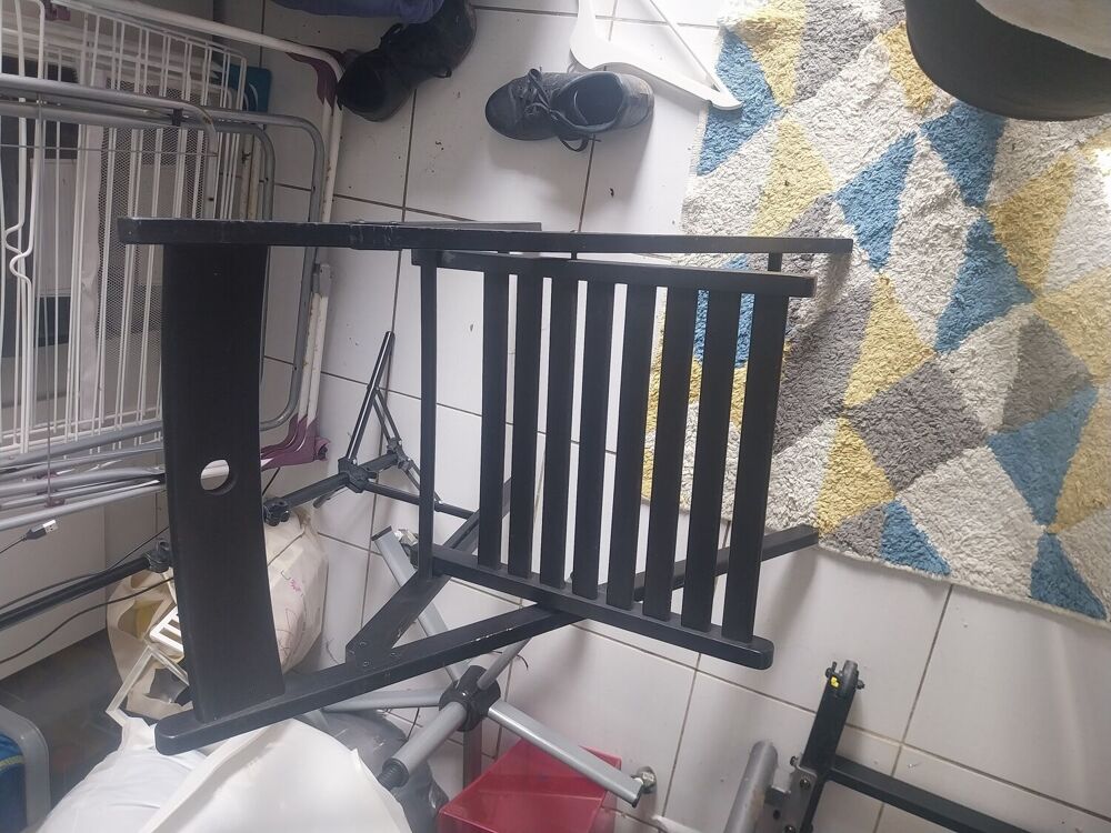 Table noir avec une seule chaise 10 euros Meubles