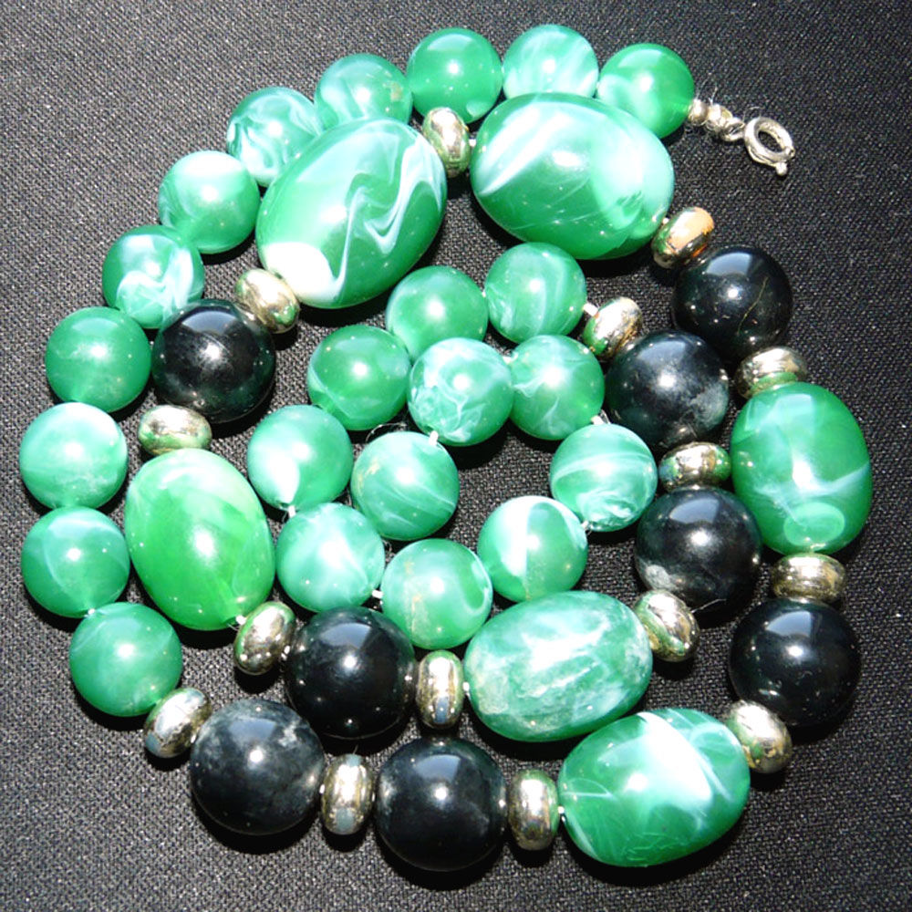 Collier de perles &agrave; dominante verte en r&eacute;sine color&eacute;es- 90's Bijoux et montres