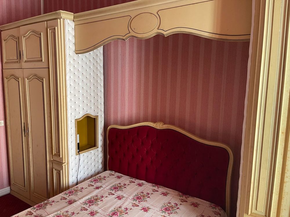 Chambre compl&egrave;te style Louis XV ? lit capitonn&eacute; et placards Meubles