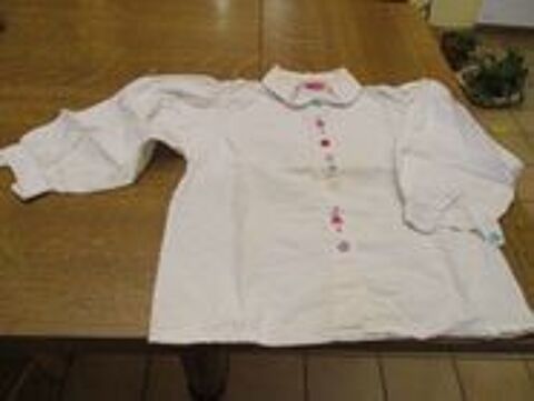 Petit chemisier blanc brod� avec petites femmes 0 M�rignies (59)