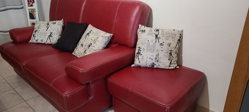 Salon complet en cuir rouge. Meubles
