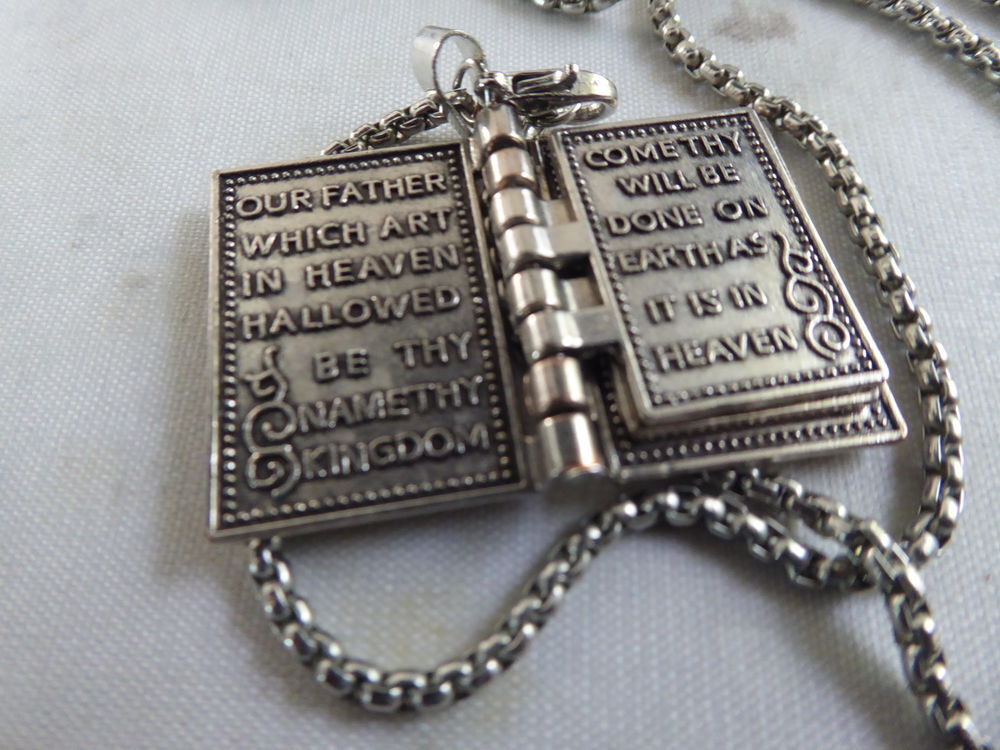 Lot de pendentifs en bon &eacute;tat Bijoux et montres
