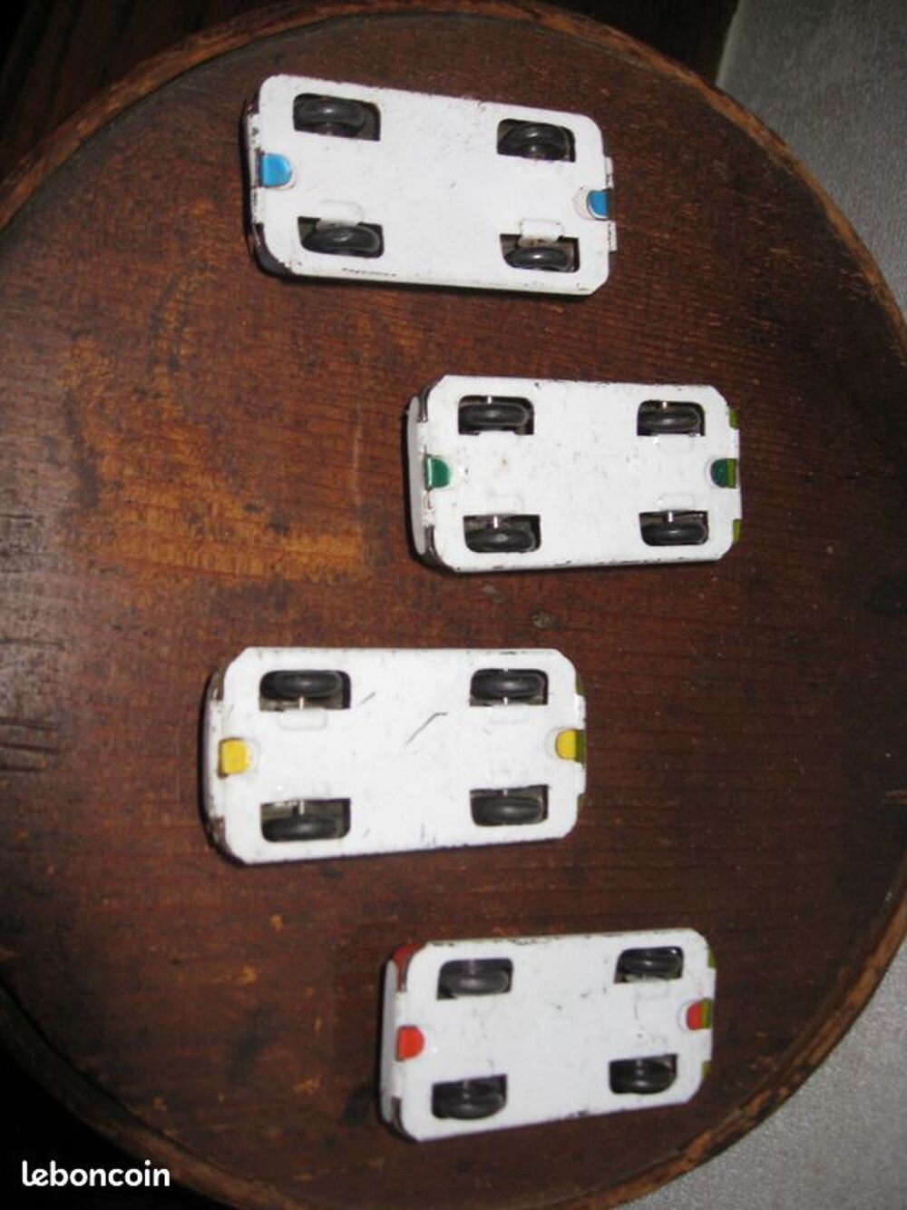 4 Anciennes petites voitures en t&ocirc;les Jeux / jouets