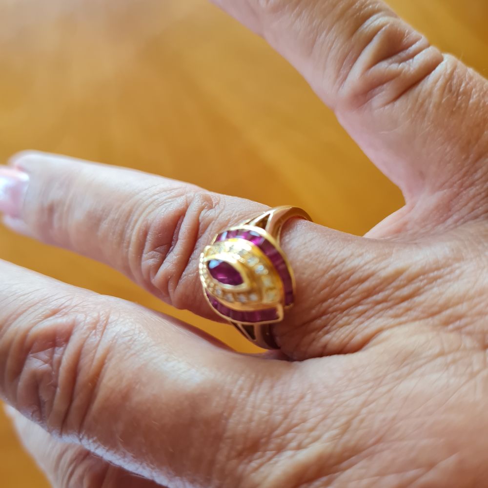 BAGUE OR RUBIS ET DIAMANTS Bijoux et montres
