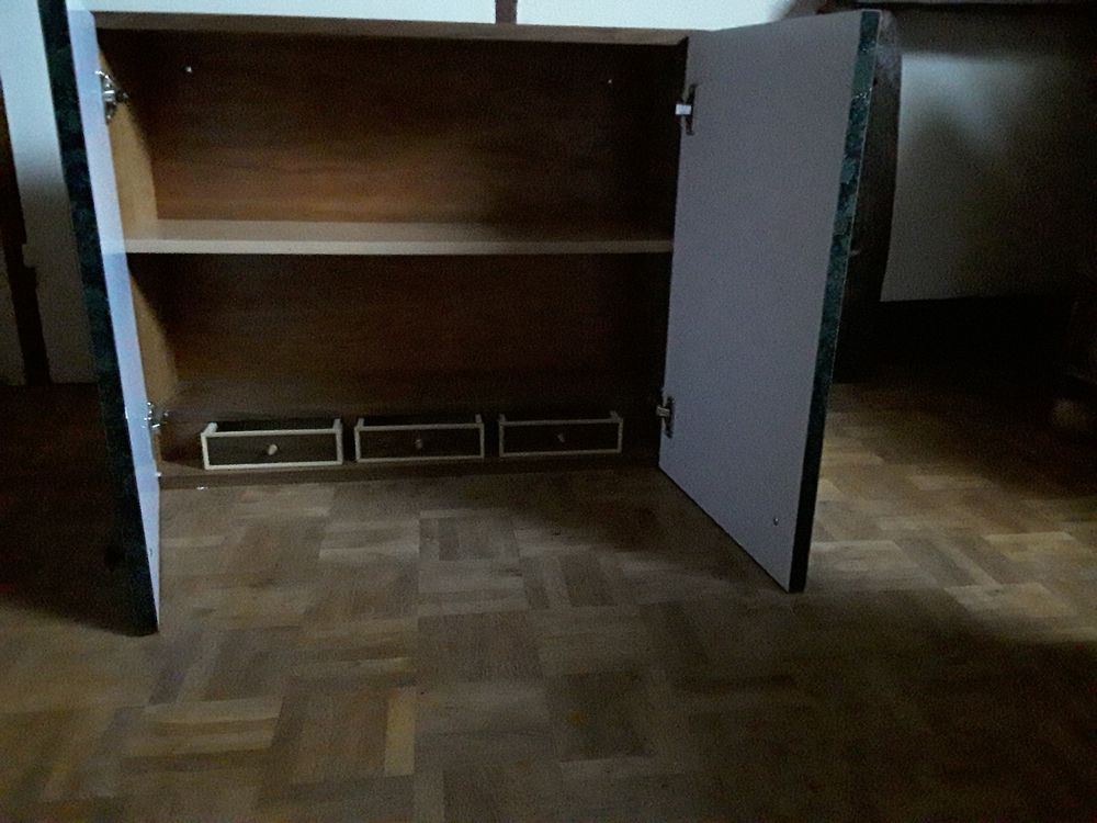 Salle de bain en contreplaqu&eacute; et formica vert marbre Meubles