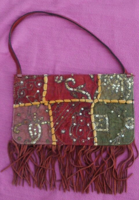 Pochette FURLA avec franges, en cuir vernis 10 Montauban (82)