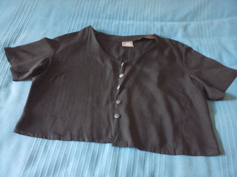 Bol&eacute;ro noir &agrave; manches courtes. Vêtements