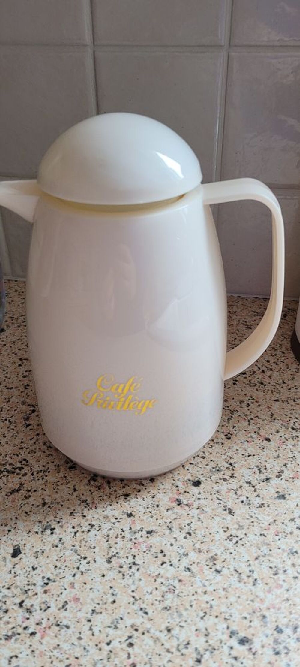 THERMOS BLANC NEUF
CAPACITE 50 CL Electroménager