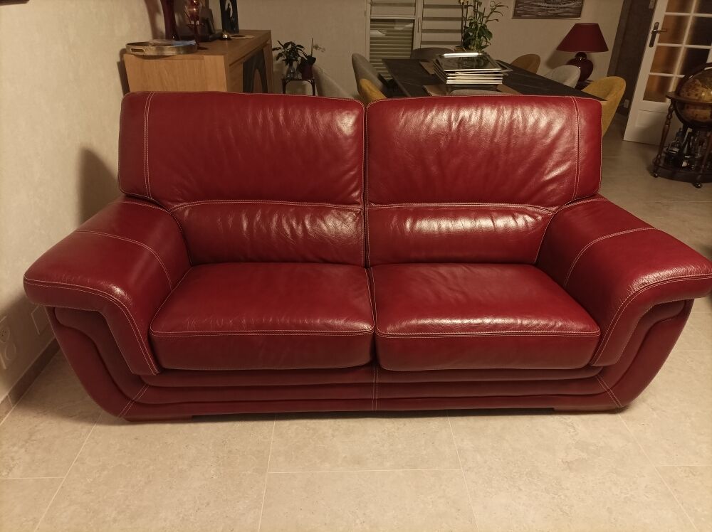 Canap&eacute; cuir bordeaux et deux fauteuils. Meubles