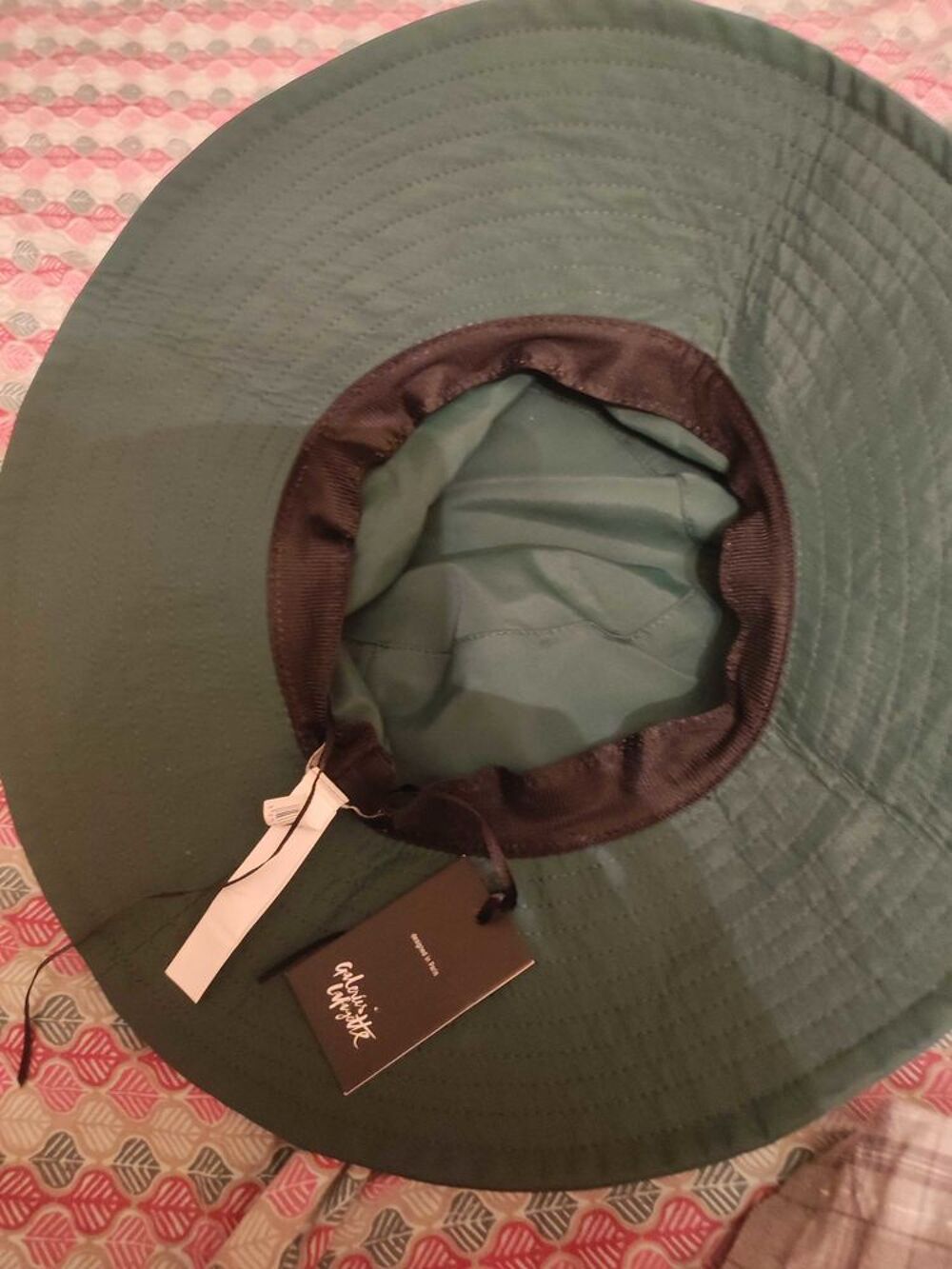 Chapeau vert fonc&eacute; neuf Galeries Lafayette Vêtements