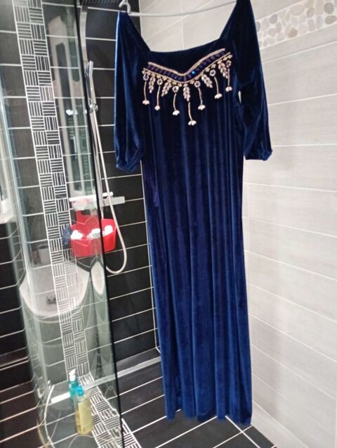 Robe longue bleu nuit en velours brodée 29 Cormeilles-en-Parisis (95)