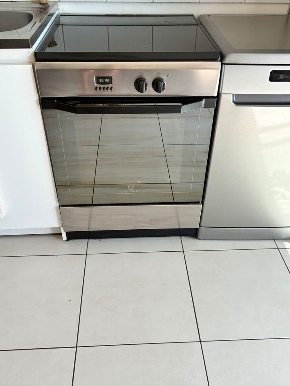 Cuisini&egrave;re induction Indesit finition inox Electroménager