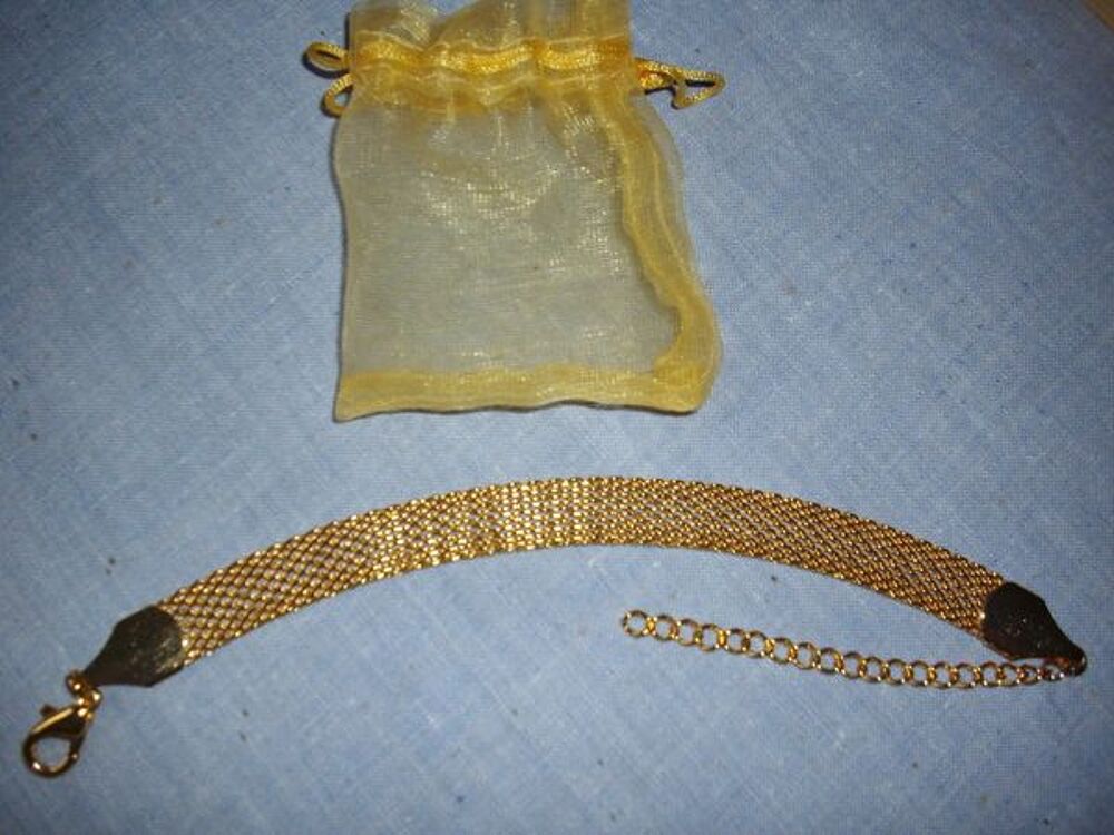 joli bracelet neuf jamais port&eacute; dor&eacute; &agrave; l'or fin, larg 7 mms Bijoux et montres