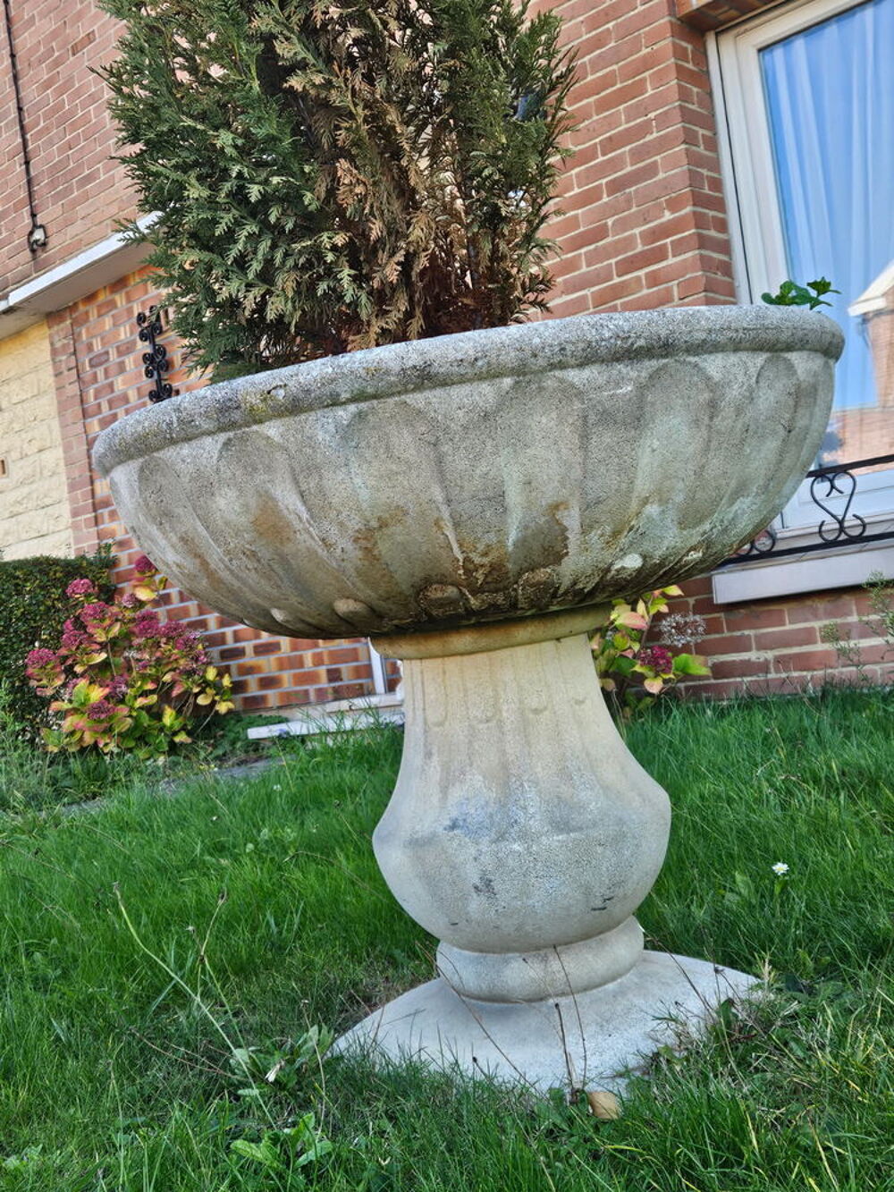 Jardini&egrave;re vasque d'ext&eacute;rieur en pierre pour jardin 
Décoration