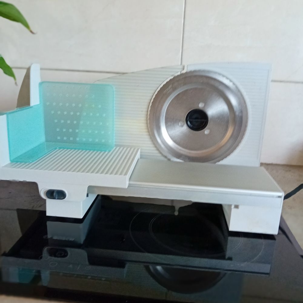  trancheuse &agrave; jambon
Electroménager