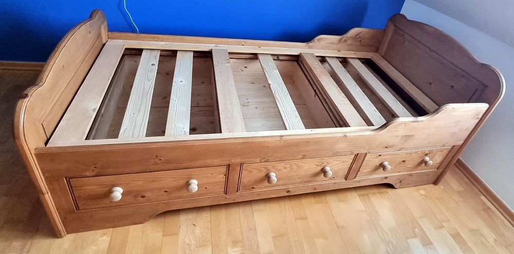 Lit enfant 90x190 avec tiroirs en &eacute;pic&eacute;a naturel cir&eacute; ? marq Meubles