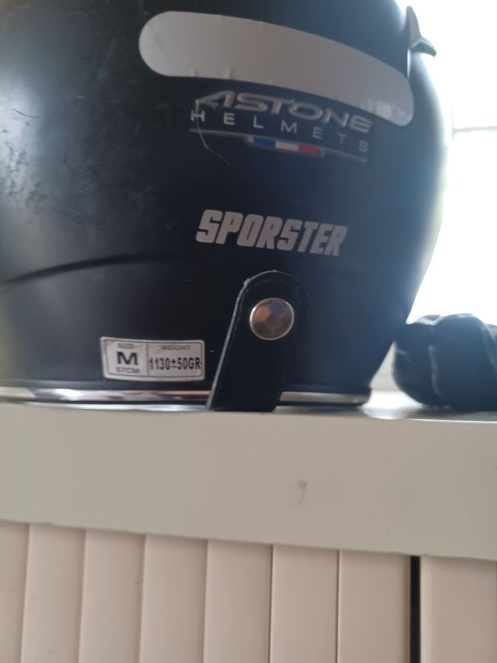 Casque moto vendu avec gants taille 9 et tour de cou Sports