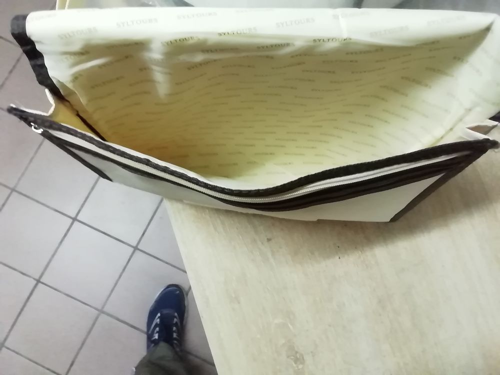 Pochette de voyage neuve Maroquinerie