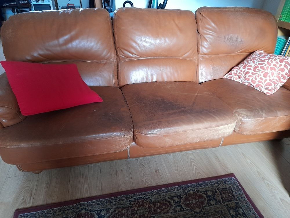 canap&eacute; 3 places tr&egrave;s bon cuir &agrave; restaurer couleur marron les assises ont &eacute;t&eacute; refaites Meubles