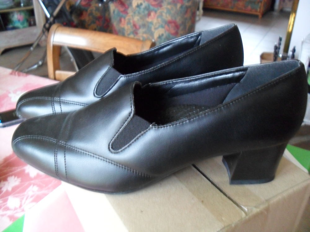 CHAUSSURES tr&egrave;s confortables FEMME
POINTURE 38 Chaussures