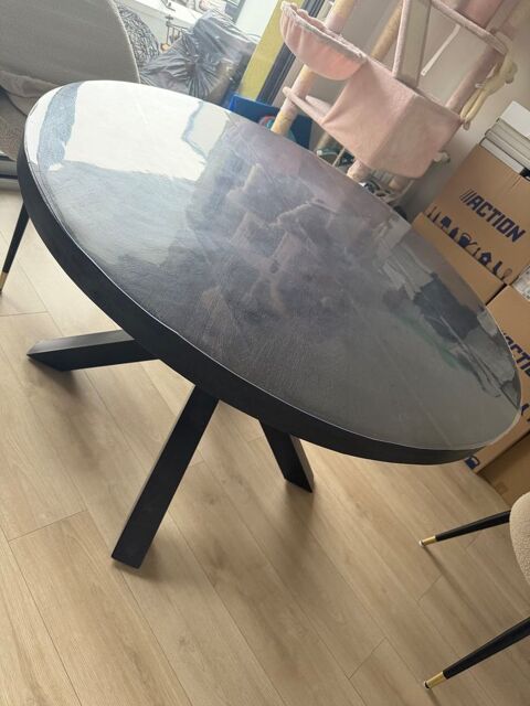 Table � manger ronde noire, comme neuve 300 Chartres-de-Bretagne (35)