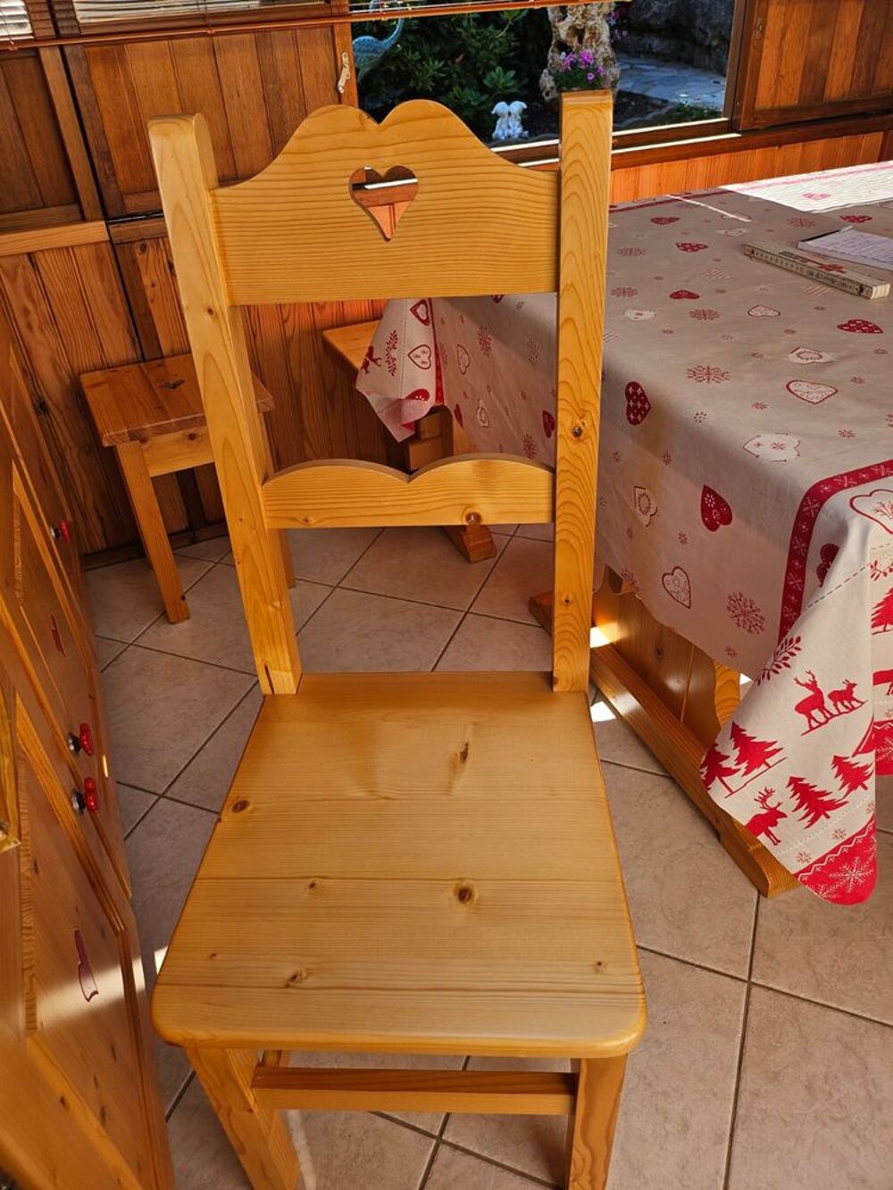 Salle &agrave; manger en bois massif (sapin)
Meubles