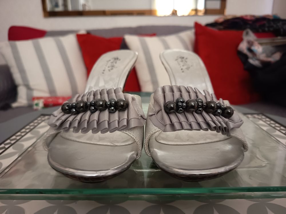 Mules d'appartement tr&egrave;s bon &eacute;tat 
Pointure 39 Chaussures