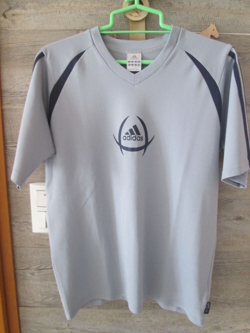 Tee-shirt Adidas Col V taille M Vêtements