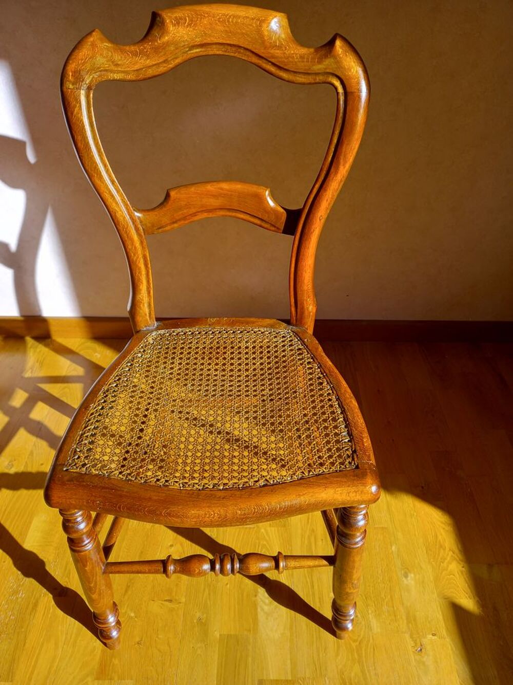 TABLE RONDE ET CHAISES ASSORTIES Meubles