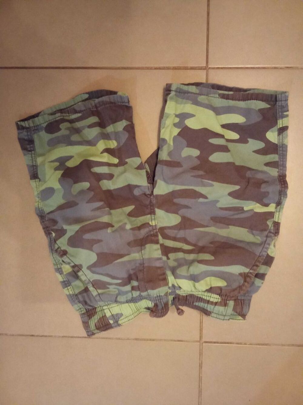 SHORT VERT. Vêtements enfants