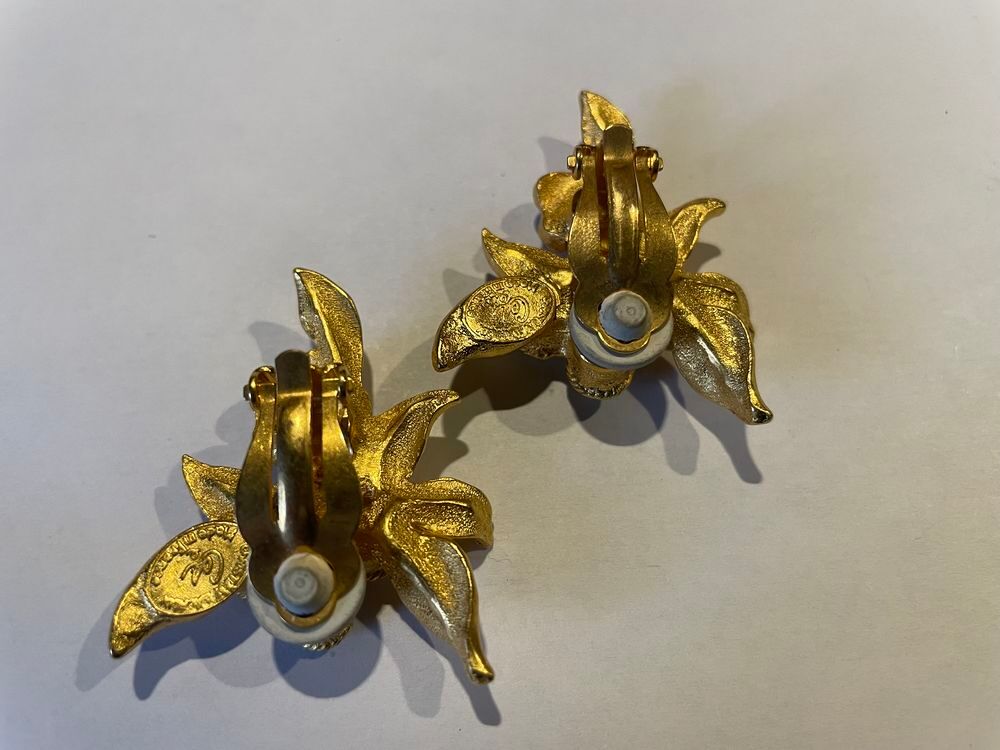 BO clip dor&eacute;e feuilles triangle avec cabochons nacr&eacute;s strass Bijoux et montres