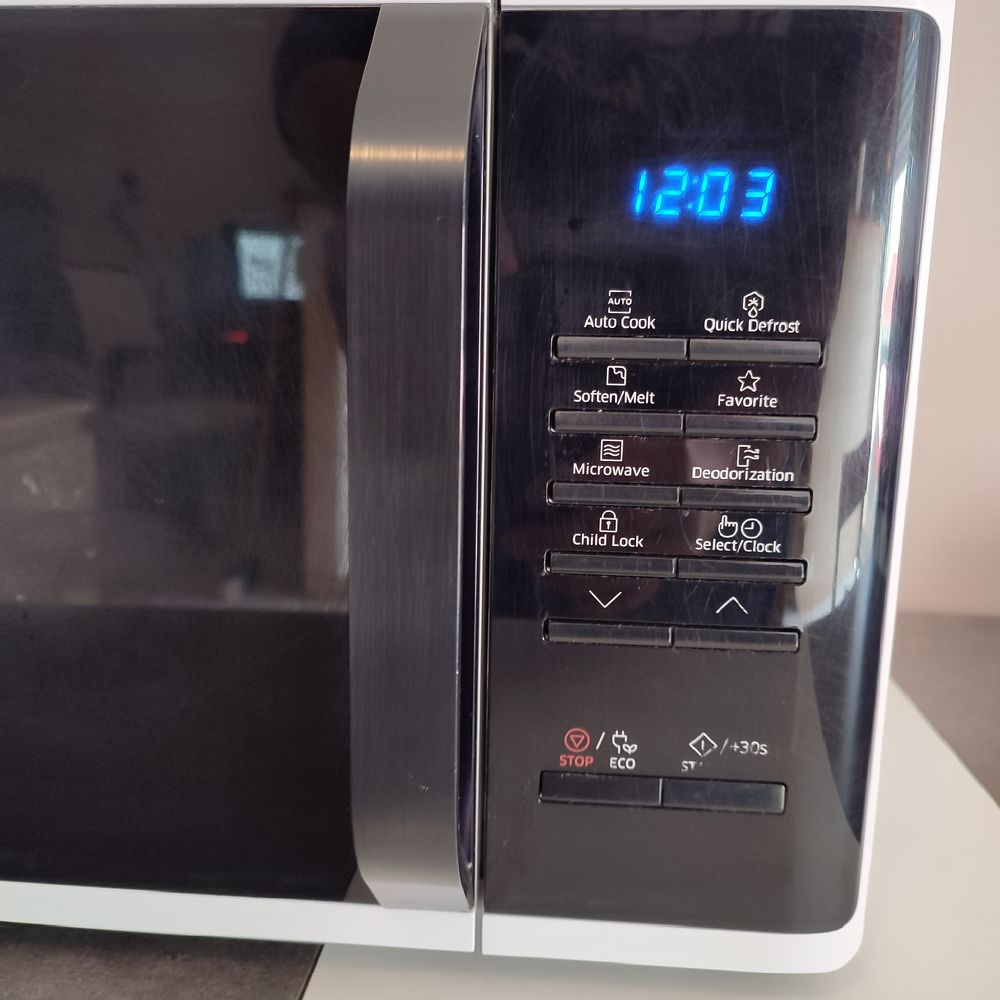 Four Micro-ondes Samsung 23litre 800Watt Electrom�nager