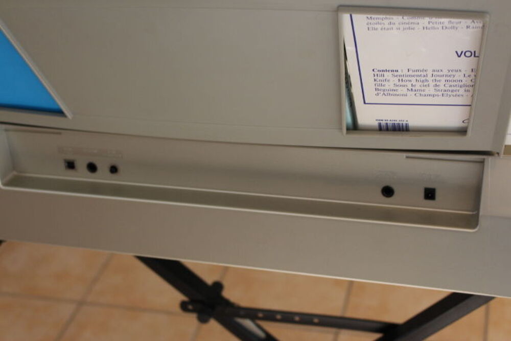 Piano num&eacute;rique Yamaha DGX-305 Instruments de musique