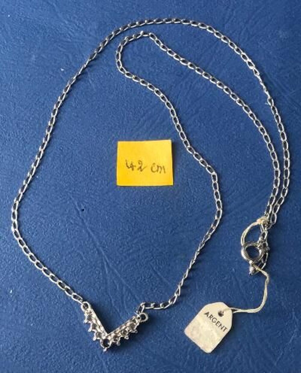 Collier en ARGENT poin&ccedil;onn&eacute; pierre bleue et zircons Bijoux et montres