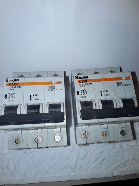 LOT 2 DISJONCTEUR TRI 20135 20 Serres-Castet (64)