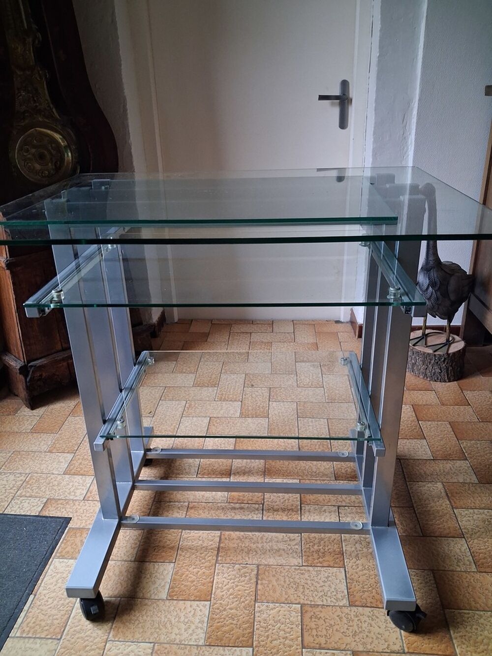 Bureau informatique roulant en verre et m&eacute;tal Meubles