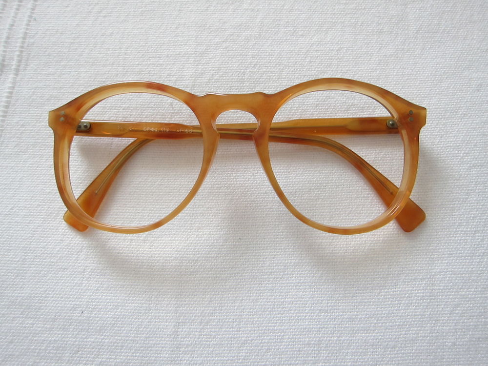UNE MONTURE DE LUNETTES MIENNE OPTIQUE Bijoux et montres