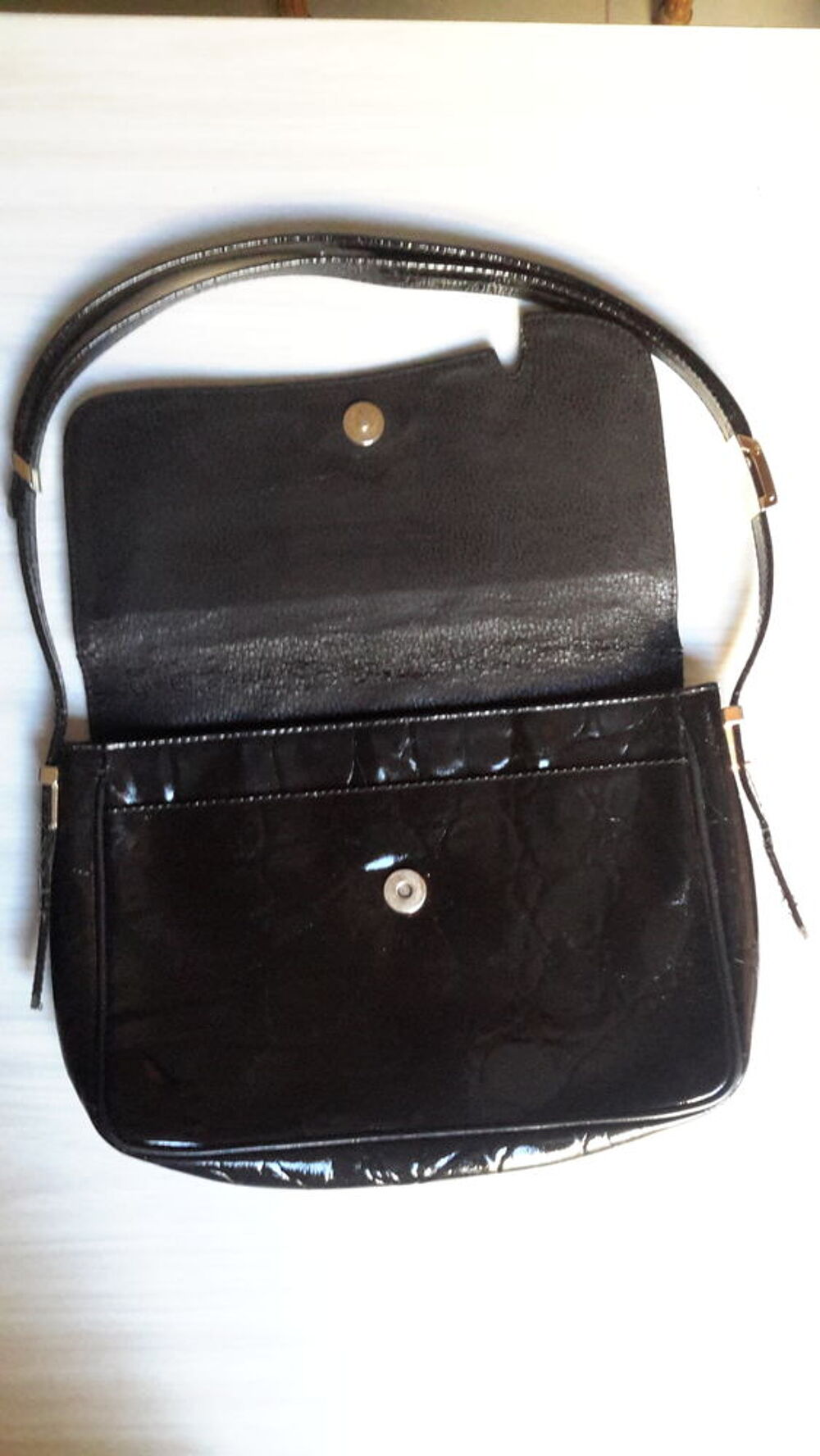 Sac &agrave; main / pochette vernis Marque Apollo
Tr&egrave;s bon &eacute;tat Maroquinerie