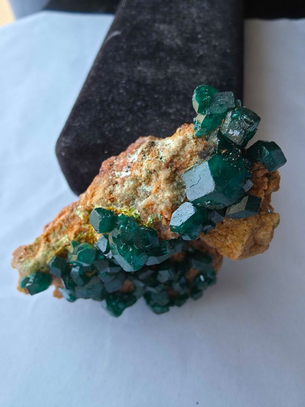 Magnifique Dioptase sur Matrice-Cristaux Vert Emeraude-RDC 50g 
