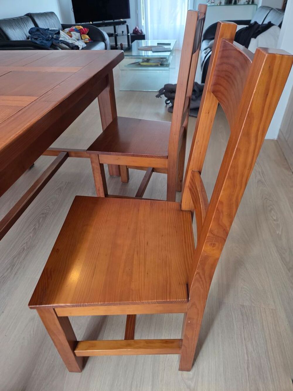 table pin massif et 4 chaises Meubles