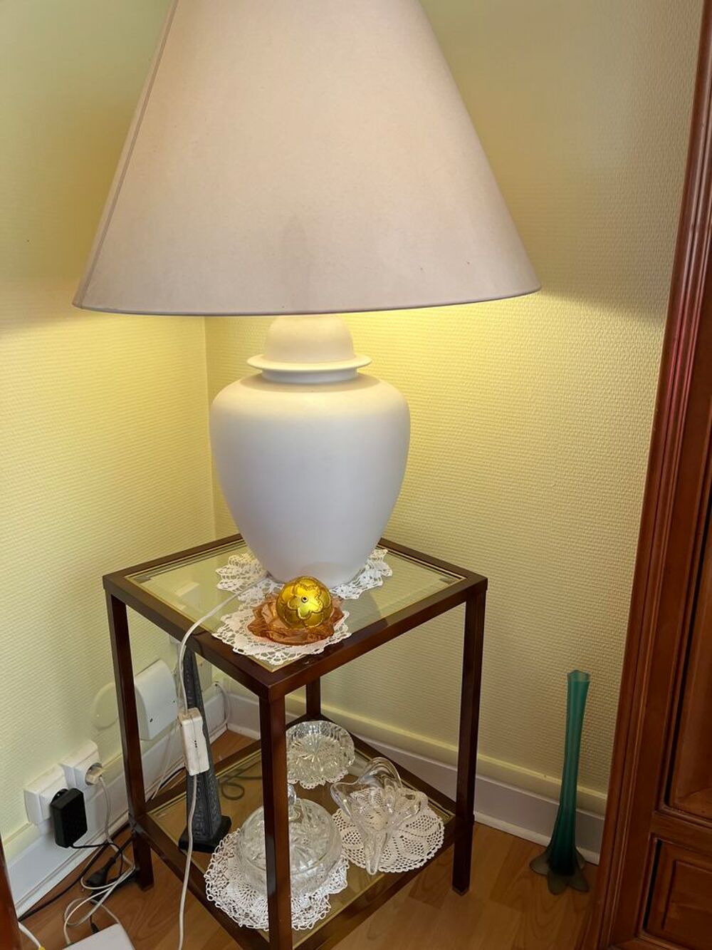 LAMPE BLANCHE AVEC PETITE TABLE EN VERRE Décoration
