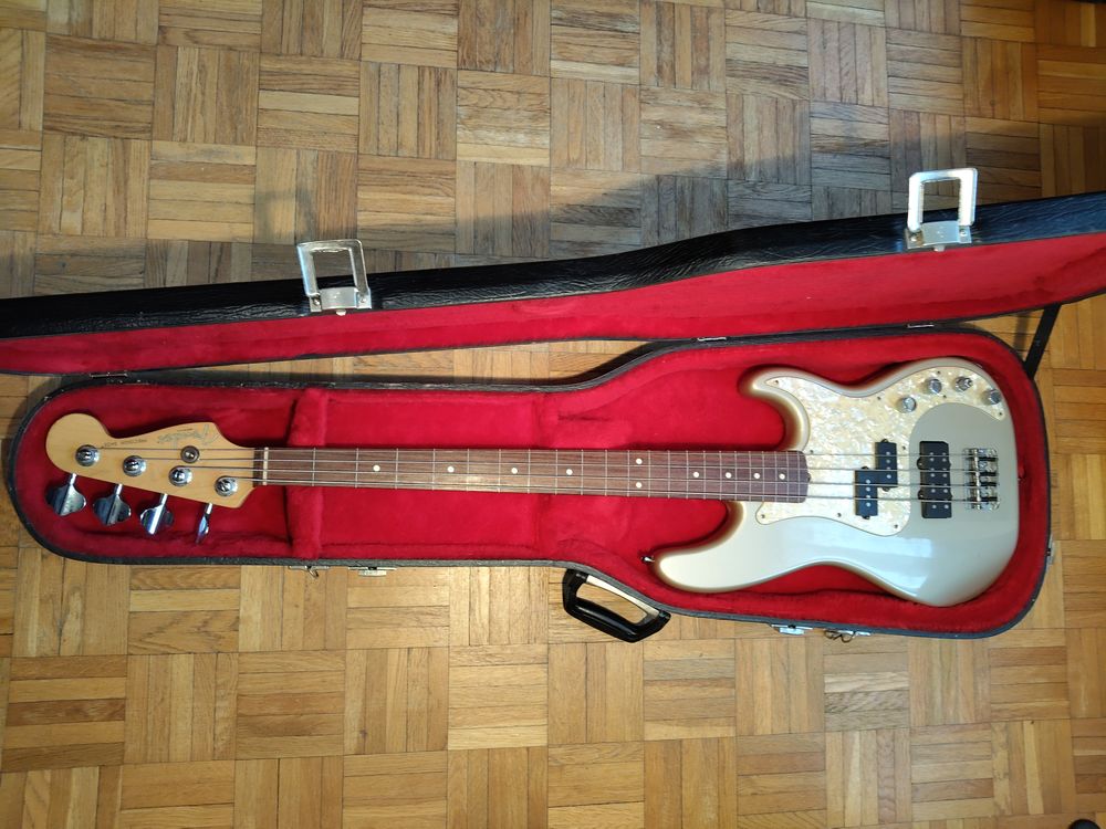 1997 Fender American Precision Bass Fretless Deluxe 
silver. Instruments de musique