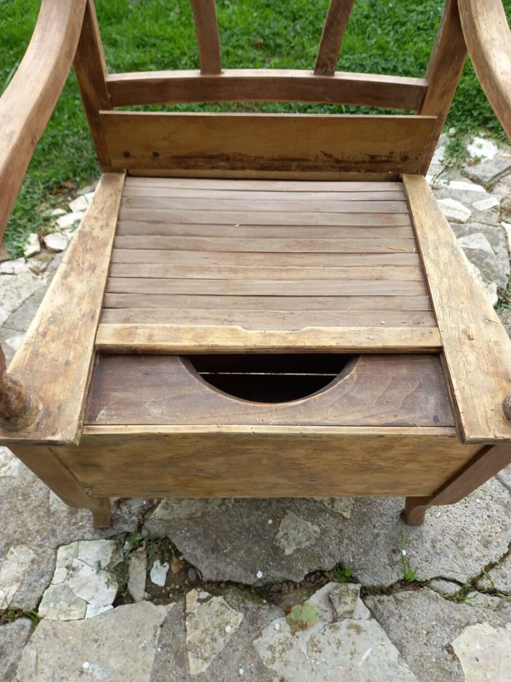 Fauteuil d'aisance style Louis XIV en bois 
