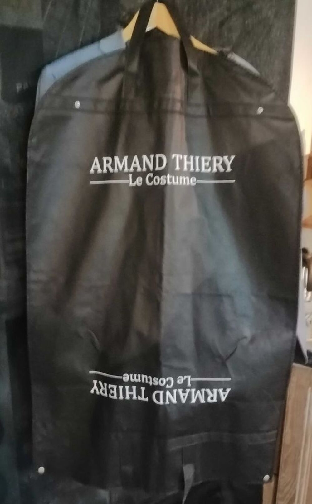 beau costume &eacute;t&eacute; complet Armand Thierry bleu ciel taille 42, port&eacute; qu'une fois, vendu avec sa housse . Vtements