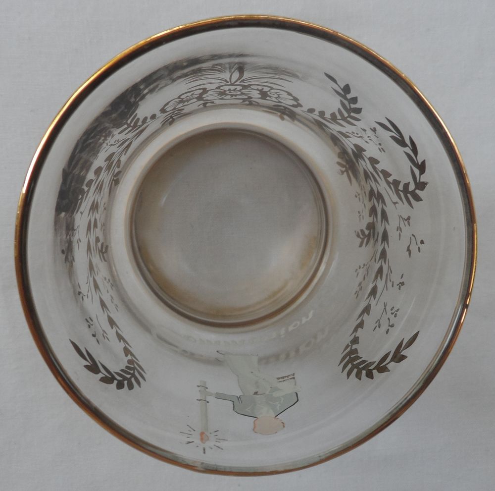 Tr&egrave;s joli verre communion d&eacute;cor&eacute; avec des filets d'or fin 