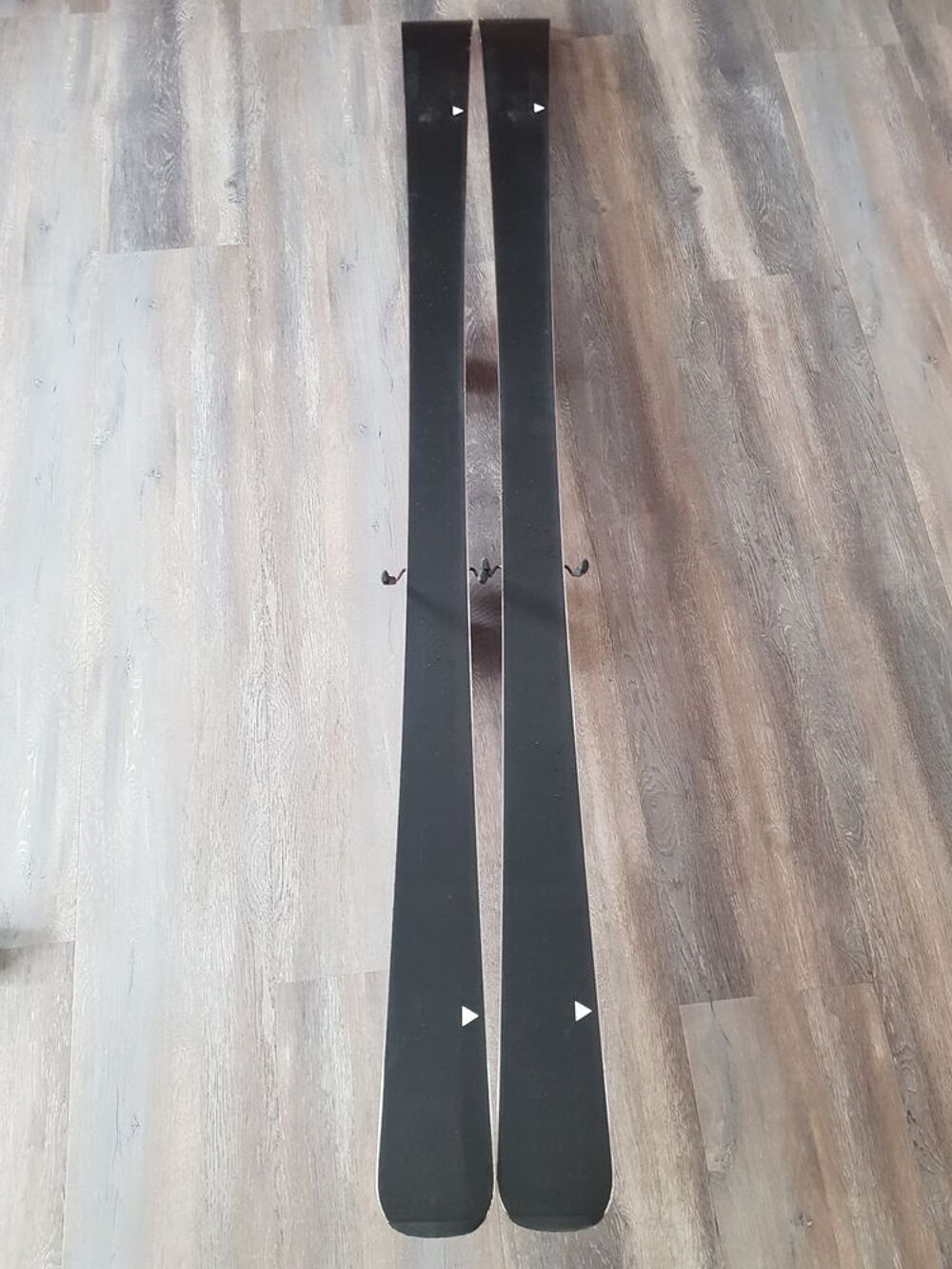 2 paires de ski Head et Rossignol Sports